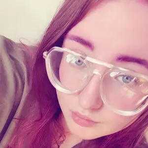 Я Алина, 18, из Александровска, ищу знакомство для постоянных отношений