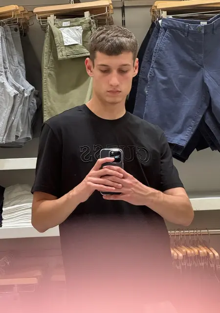 Рома из Белгорода, мне 21, познакомлюсь на одну ночь