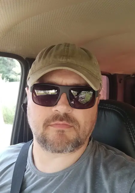 Я Алексей, 48, знакомлюсь для открытые отношения в Устюжне