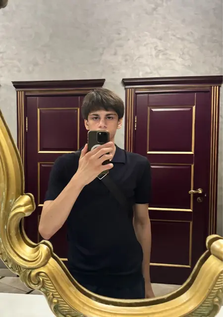 Артем из Сочи, мне 18, познакомлюсь на одну ночь