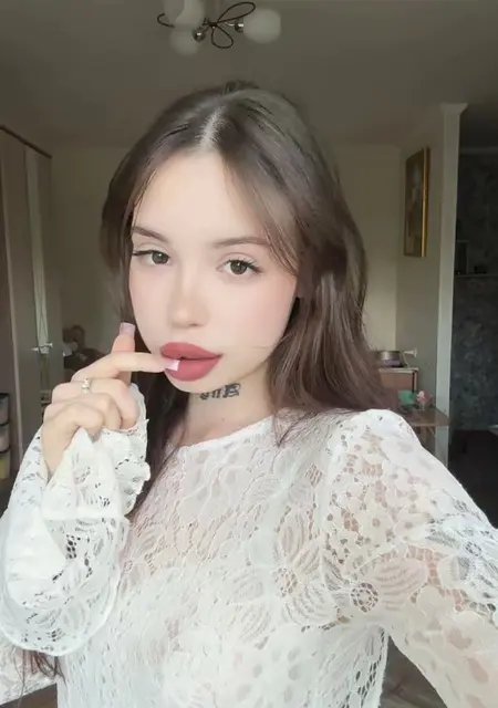 Я Адель, 19, знакомлюсь на одну ночь в Волгограде