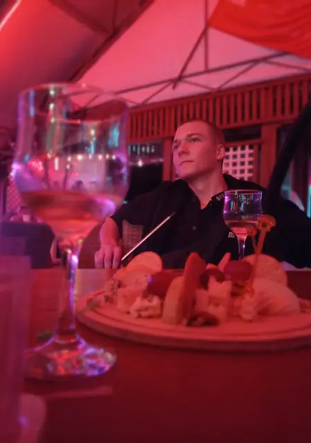 Артём из Евпатории, мне 23, познакомлюсь на одну ночь