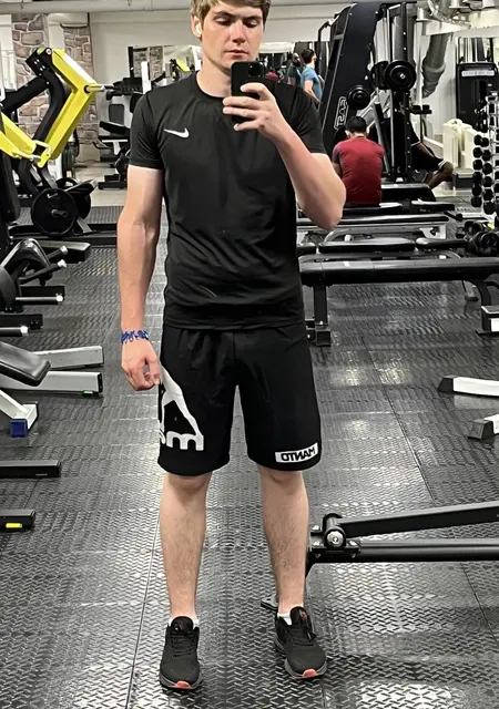 Вася из Сочи, мне 21, познакомлюсь для дружбы