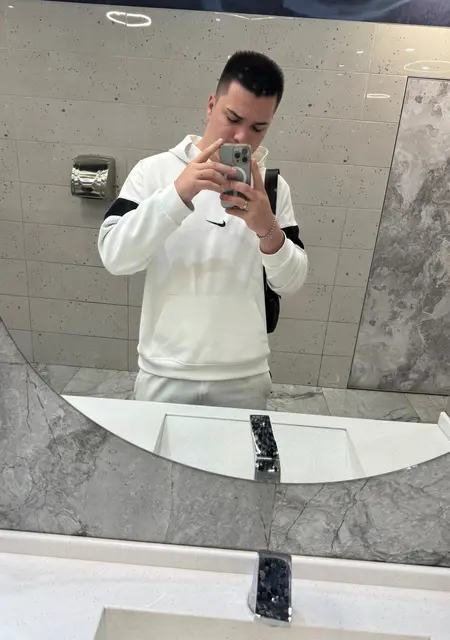 Александр из Чебоксар, мне 19, познакомлюсь для приятного времяпровождения