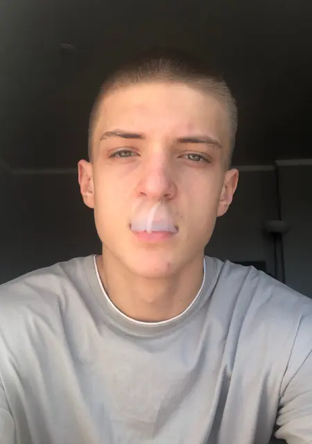 Я Егор, 19, из Пятигорска, ищу знакомства без обязательств