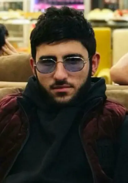 Я Миша, 18, из Магадана, ищу знакомство для приятного времяпровождения