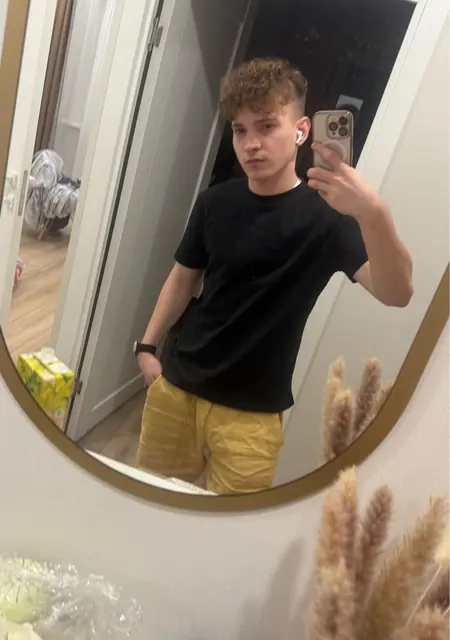 Я Алексей, 19, из Елабуги, ищу знакомства без обязательств