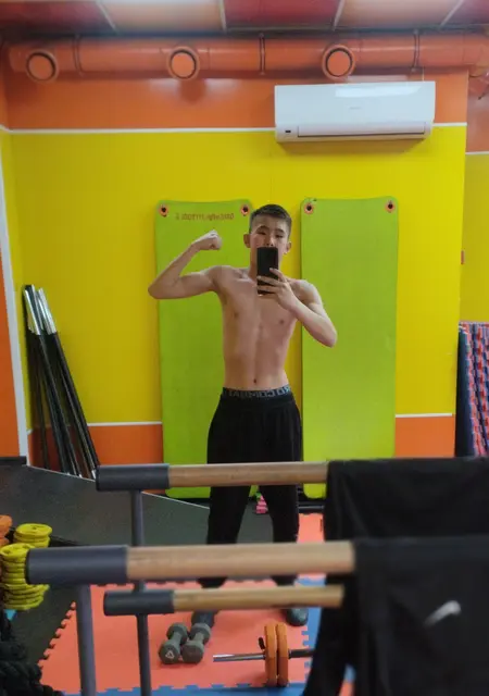 Я Айслан, 19, из Кызыла, ищу знакомства на одну ночь