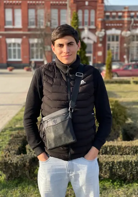 Артур из Железногорска, мне 25, познакомлюсь на одну ночь