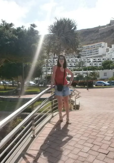 I'm Vivian, 30 from London, seeking connections for long-term