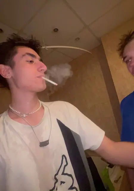 Я Руслан, 20, из Великого Новгорода, ищу знакомства на одну ночь