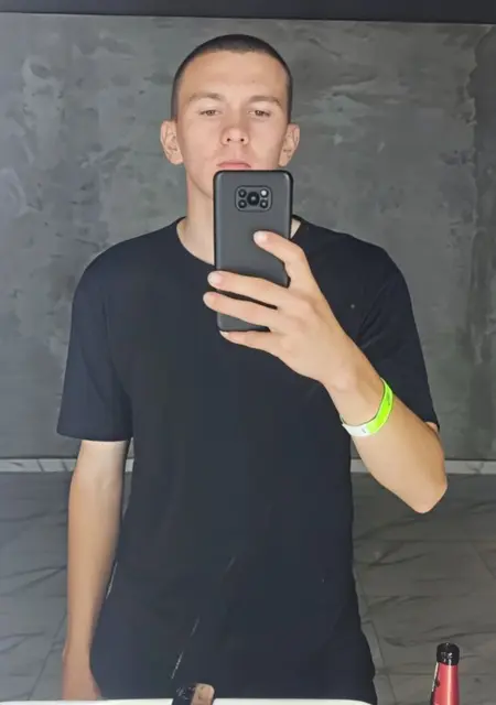 Артур Альянов из Барнаула, мне 20, познакомлюсь на одну ночь