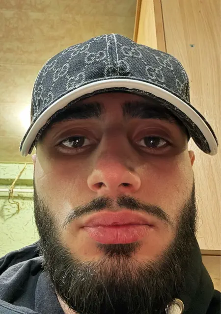 Я Гор, 21, из Ессентуков, ищу знакомства на одну ночь