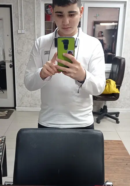 Я Саня, 19, из Калуги, ищу знакомства без обязательств