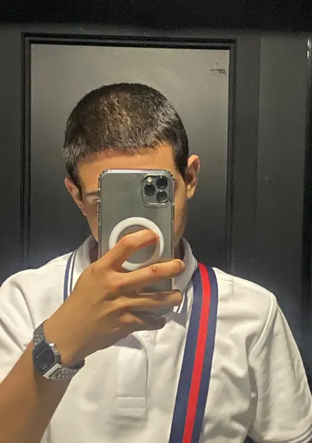 Я Миша, 20, из Геленджика, ищу знакомства без обязательств