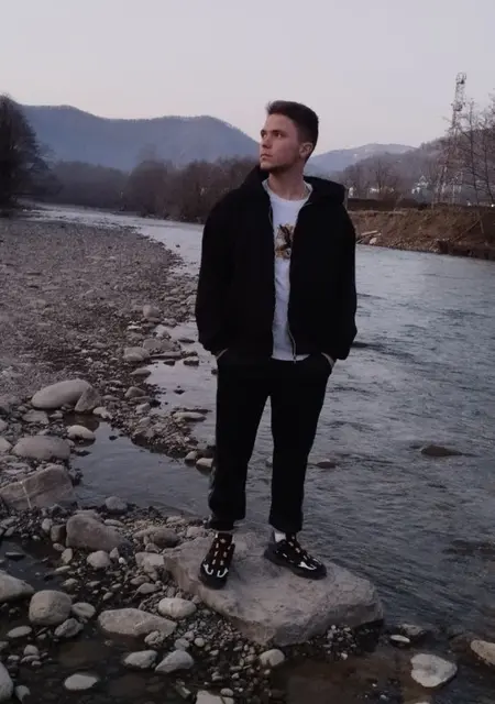 Я Илья, 22, из Москвы, ищу знакомства без обязательств