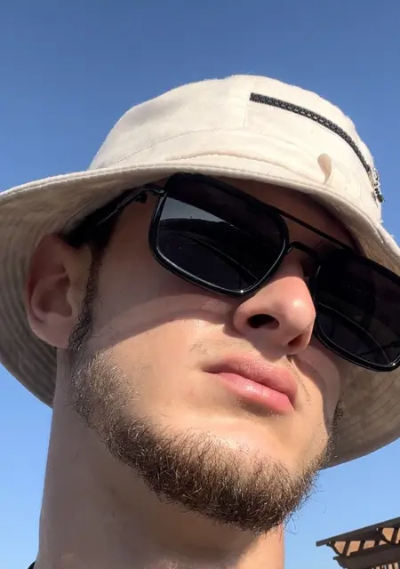 Илья из Геленджика, мне 24, познакомлюсь для приятного времяпровождения