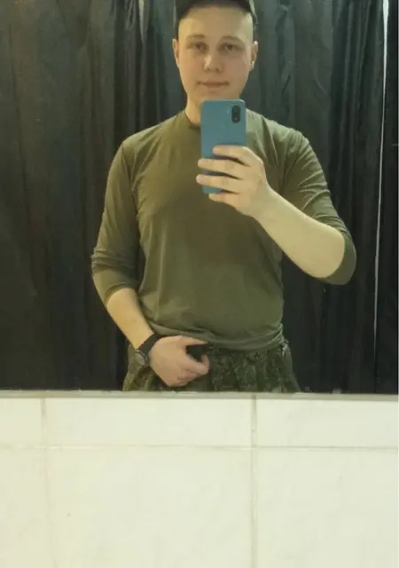 Я Веталь, 21, из Архангельска, ищу знакомства без обязательств