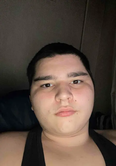 Я Георгий, 19, из Владикавказа, ищу знакомства на одну ночь