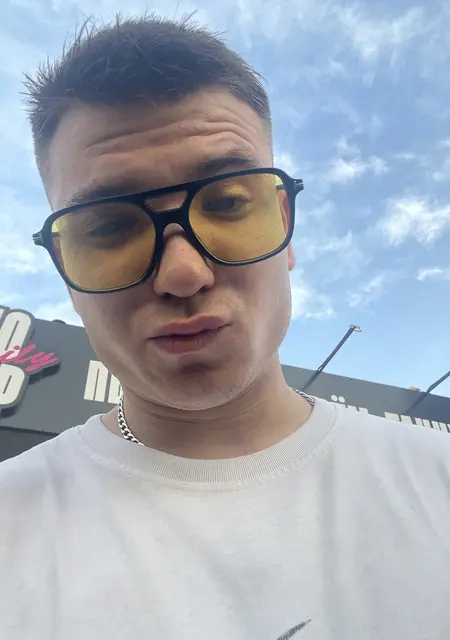 Дима из Северодвинска, мне 22, познакомлюсь без обязательств