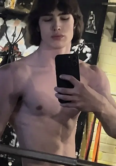 Я Святослав, 19, из Йошкар-Олы, ищу знакомство для постоянных отношений