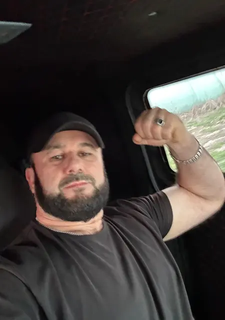 Элхан из Нальчика, ищу на сайте открытые отношения