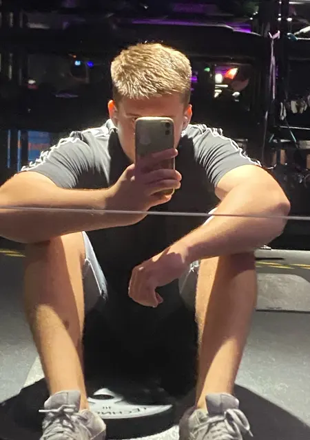 Родион из Ростова-на-Дону, мне 21, познакомлюсь для общения