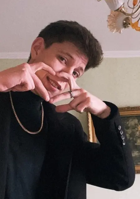 Я Денис, 23, из Запрудни, ищу знакомство для вирта