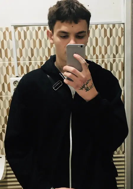 Я Фёдор, 18, знакомлюсь на одну ночь в Омске