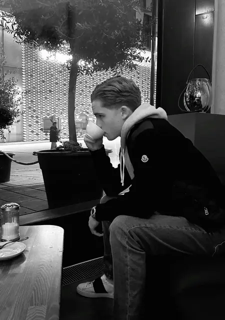 Я Эдгар, 18, из Сочи, ищу знакомства без обязательств