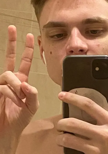 Я Илья, 21, из Северодвинска, ищу знакомства на одну ночь