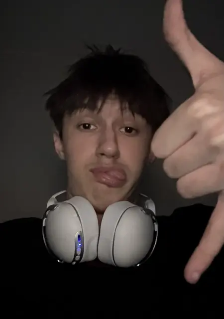 Я Богдан, 18, из Кемерово, ищу знакомство для вирта