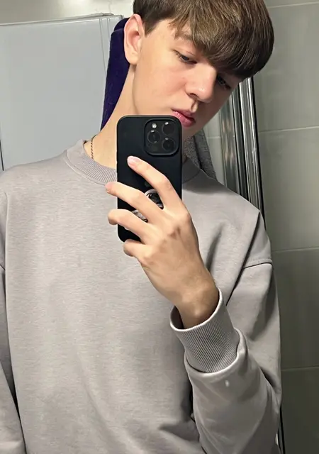 Я Артур, 18, из Сыктывкара, ищу знакомство для приятного времяпровождения