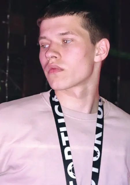 Слава из Омска, мне 19, познакомлюсь на одну ночь