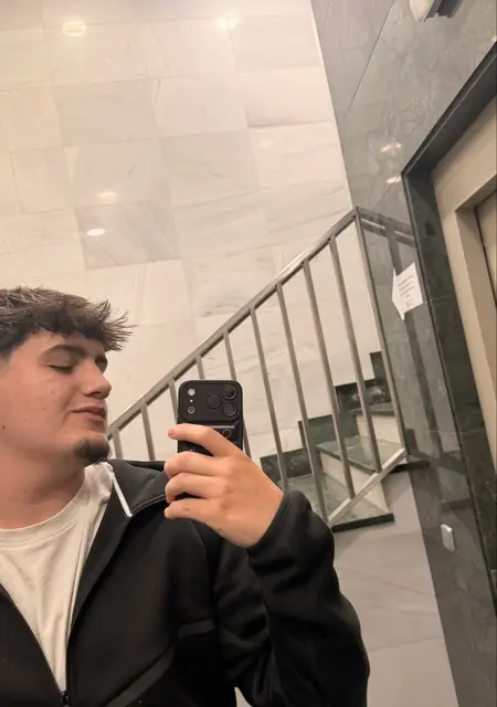 Soy Izan, 18 años, conociéndome para pasatiempo agradable en Moscú