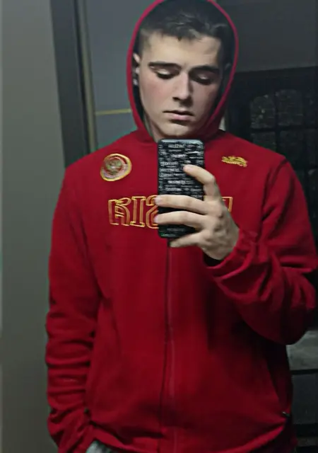 Максим из Сургута, ищу на сайте знакомства на одну ночь