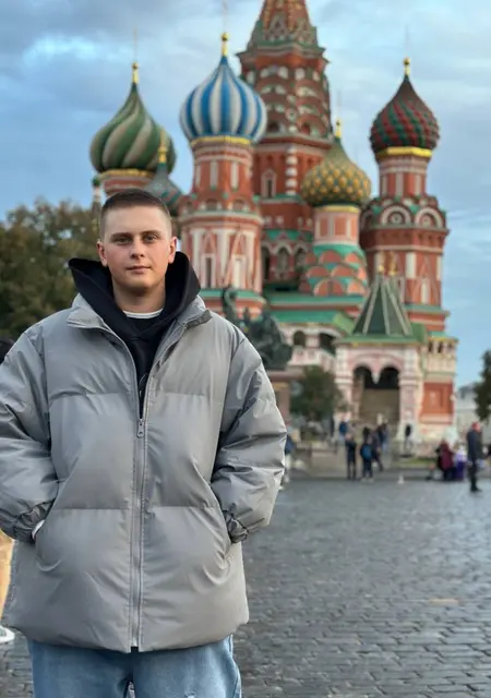 Я Дмитрий, 22, из Ессентуков, ищу знакомства на одну ночь