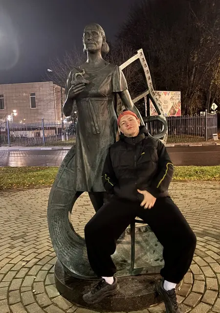 Я Виктор, 19, из Москвы, ищу знакомства без обязательств