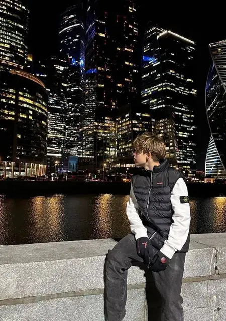 Я Михаил, 18, знакомлюсь для приятного времяпровождения в Омске