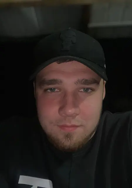 Артем из Ульяновска, мне 23, познакомлюсь для приятного времяпровождения