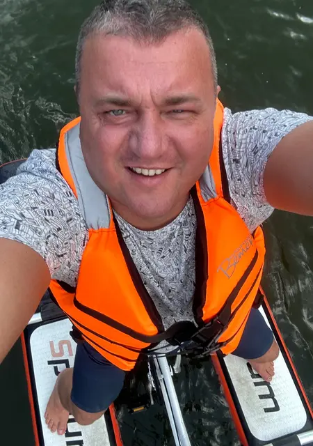 Виталий из Курска, мне 40, познакомлюсь для приятного времяпровождения