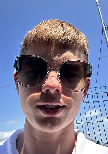 Я Артур, 19, из Оренбурга, ищу знакомства на одну ночь