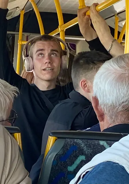 Я Анатолий, 20, из Владимира, ищу знакомства на одну ночь