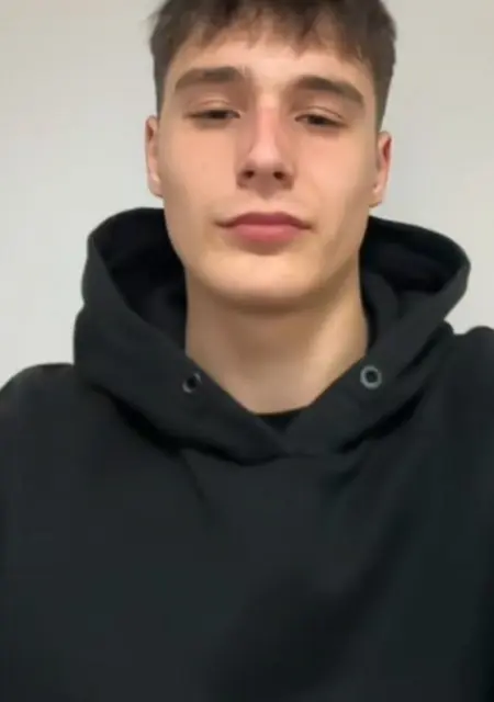 Миша из Волгограда, мне 18, познакомлюсь на одну ночь