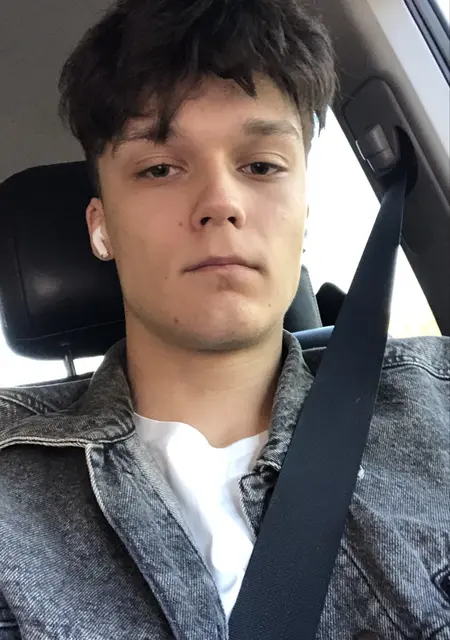 Я Иван, 18, из Нижнего Новгорода, ищу знакомства на одну ночь