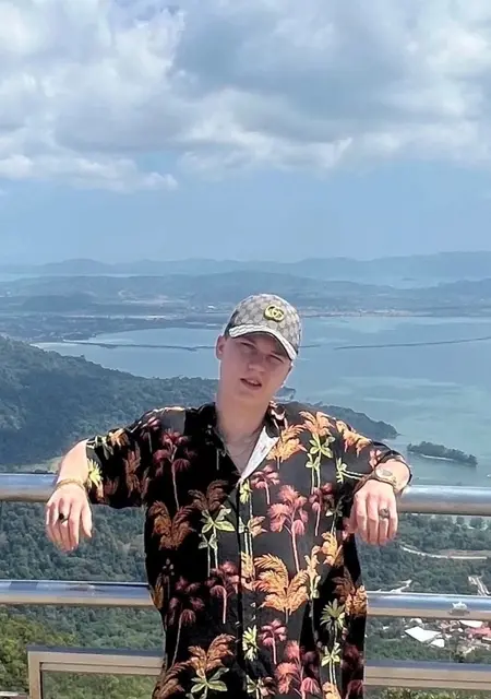 Я Leon, 18, из Иркутска, ищу знакомства на одну ночь