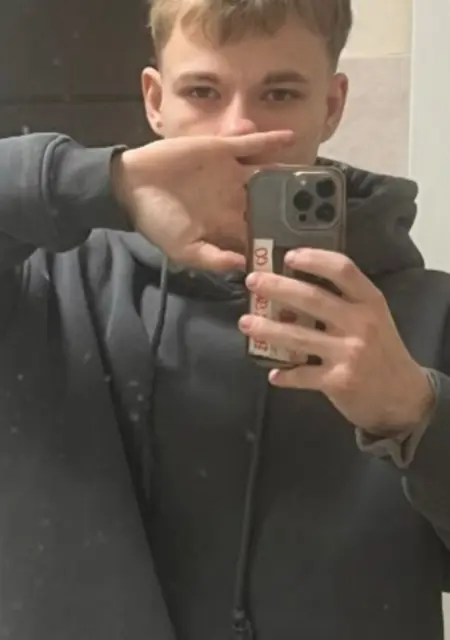 Я Денис, 18, из Санкт-Петербурга, ищу знакомства на одну ночь