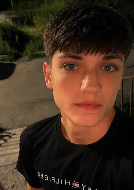 Я Леонид, 21, знакомлюсь на одну ночь в Магадане