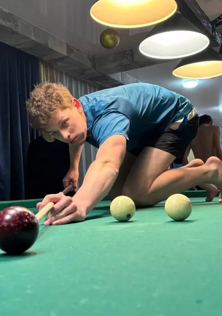 Я Александр, 18, знакомлюсь на одну ночь в Томске