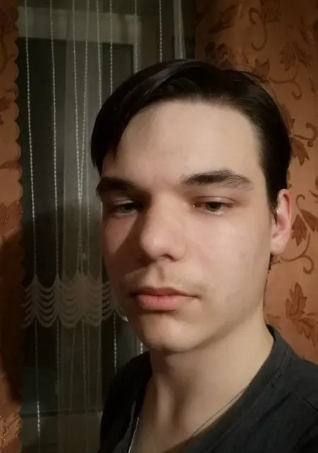 Я Илья, 18, знакомлюсь на одну ночь в Пскове